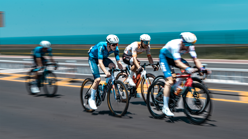 車手騎行在青海湖畔。賈斌攝