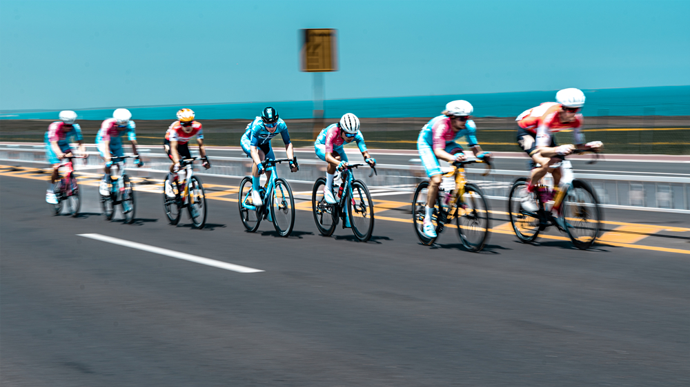 車(chē)手騎行在青海湖畔。賈斌攝