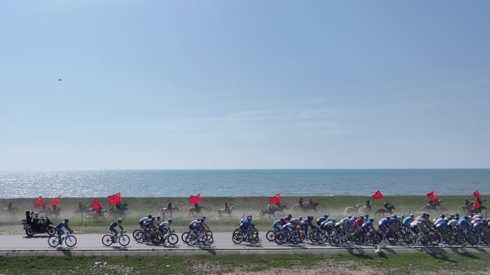 馬隊與車手并肩前行。謝恩德攝