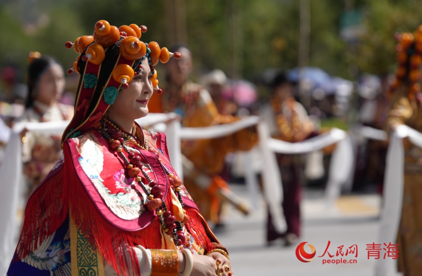 傳統(tǒng)服飾展示。人民網(wǎng)記者 甘海瓊攝