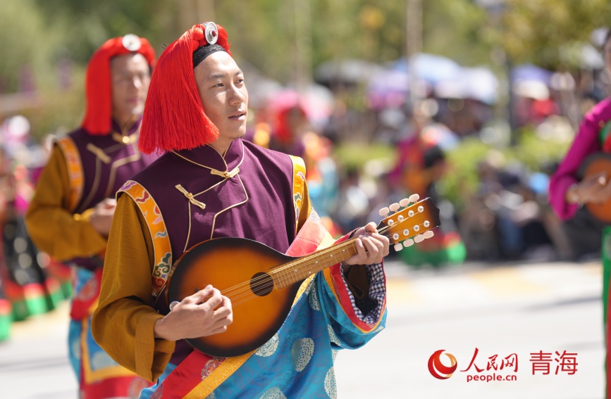 彈唱表演。人民網(wǎng)記者 甘海瓊攝