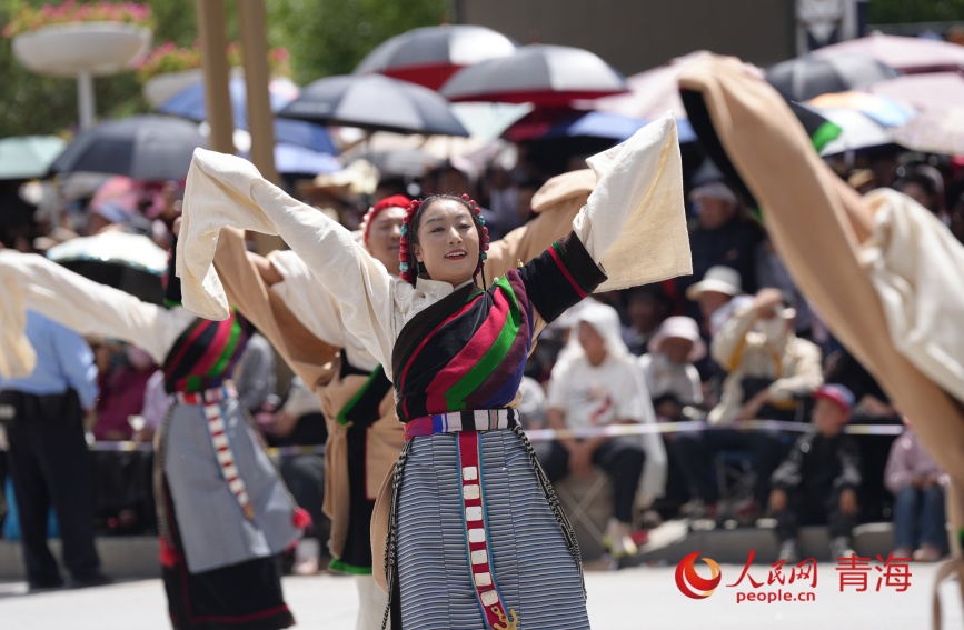 西藏那曲群文館表演。人民網(wǎng)記者 甘海瓊攝