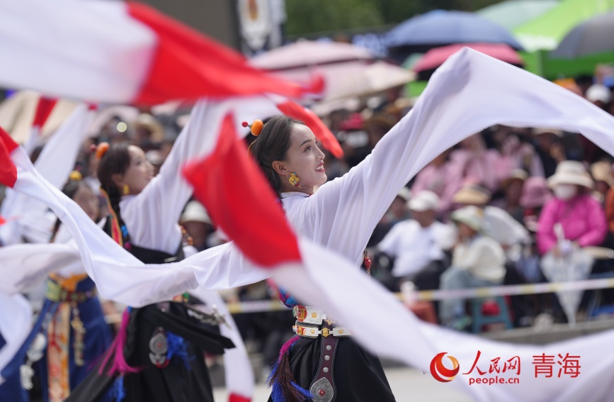 伊舞表演。人民網(wǎng)記者 甘海瓊攝