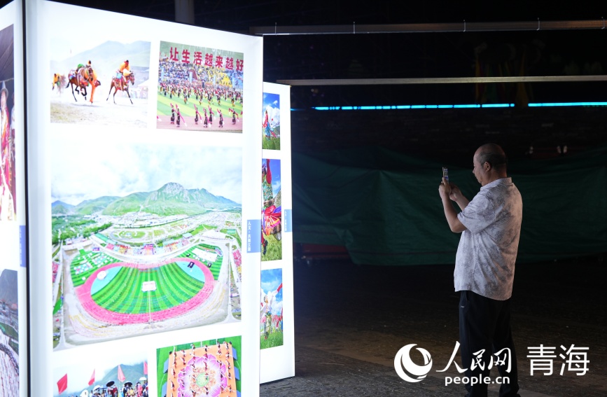 攝影展現(xiàn)場。人民網(wǎng)記者 甘海瓊攝