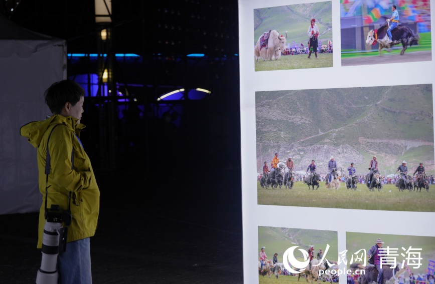 攝影師觀展。人民網(wǎng)記者 甘海瓊攝