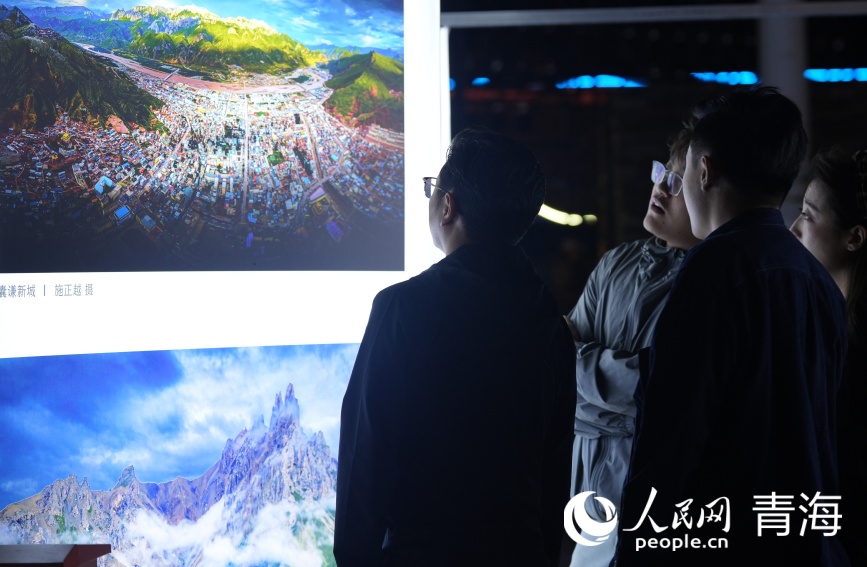 游客觀展。人民網(wǎng)記者 甘海瓊攝