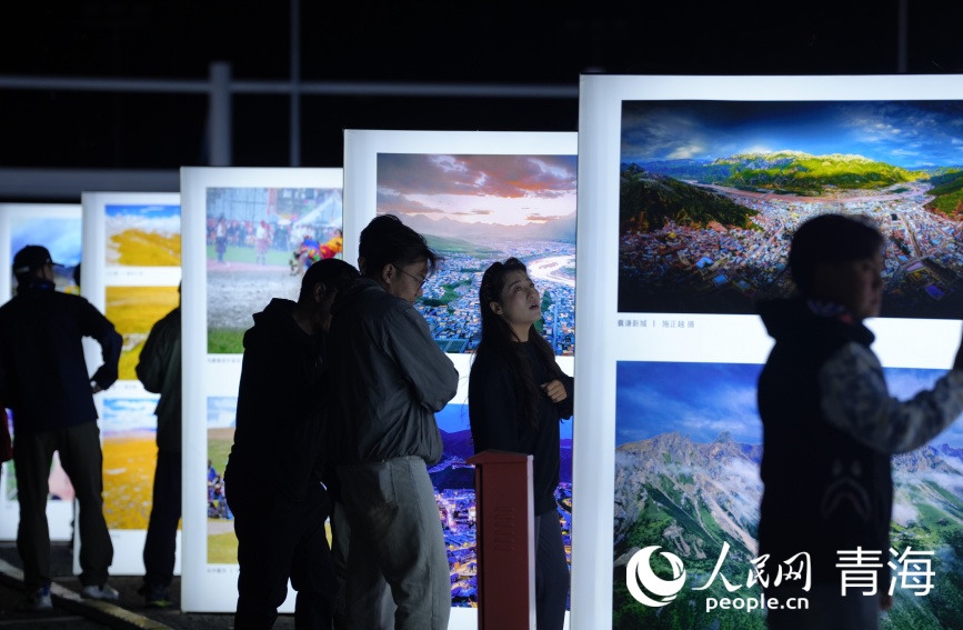 攝影展現(xiàn)場。人民網(wǎng)記者 甘海瓊攝