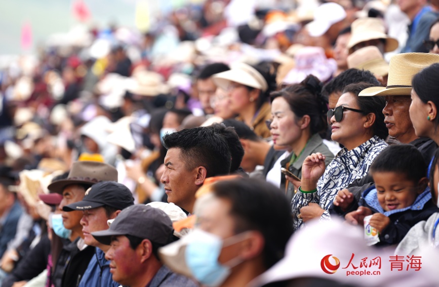 觀看比賽的當(dāng)?shù)厝罕姾陀慰?。人民網(wǎng)記者 甘海瓊攝