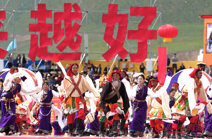 牧民群眾表演傳統(tǒng)歌舞。人民網(wǎng)記者 甘海瓊攝