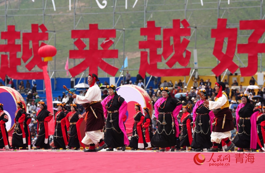 牧民群眾表演傳統(tǒng)歌舞。人民網(wǎng)記者 甘海瓊攝