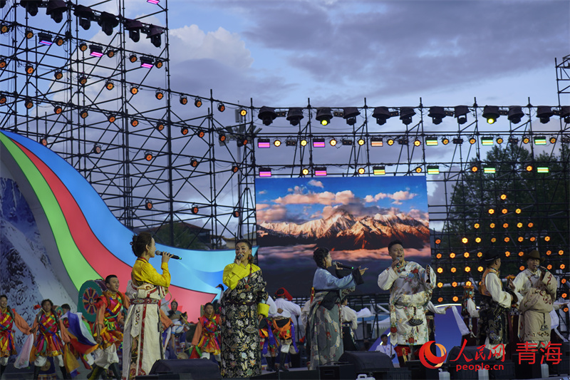 活動現(xiàn)場極具特色的演出。人民網(wǎng) 顧斐菲攝