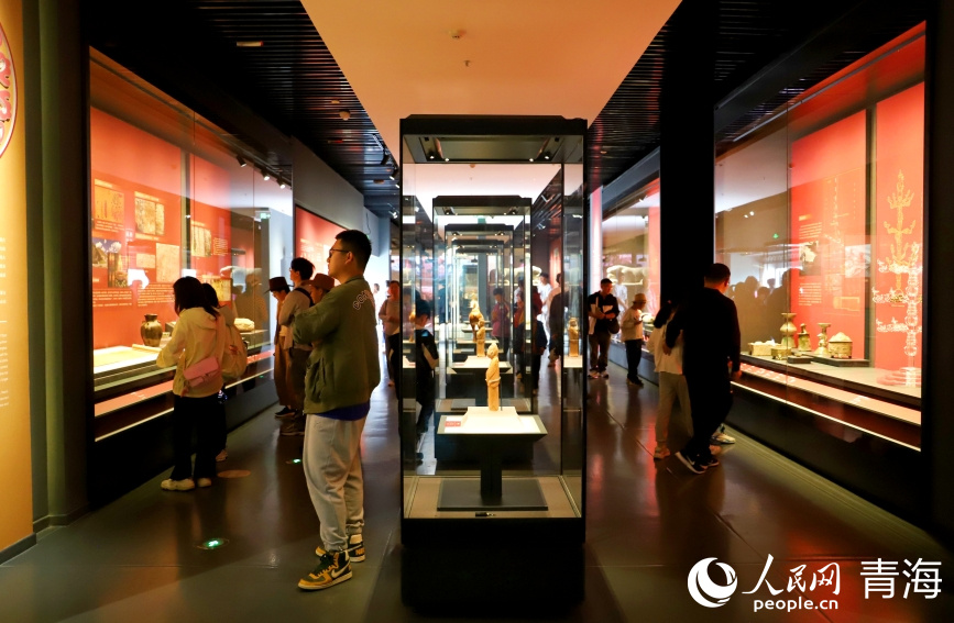 游客參觀青海省博物館。人民網(wǎng) 馬可欣攝