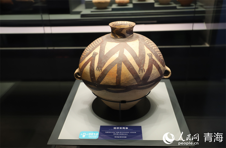 博物館內(nèi)的蛙紋彩陶壺。人民網(wǎng) 馬可欣攝