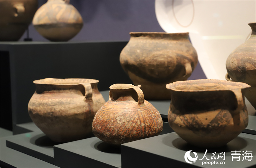 博物館內(nèi)展出的彩陶。人民網(wǎng) 馬可欣攝