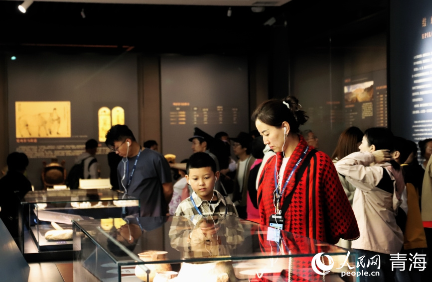 游客認(rèn)真聆聽(tīng)講解。人民網(wǎng) 馬可欣攝