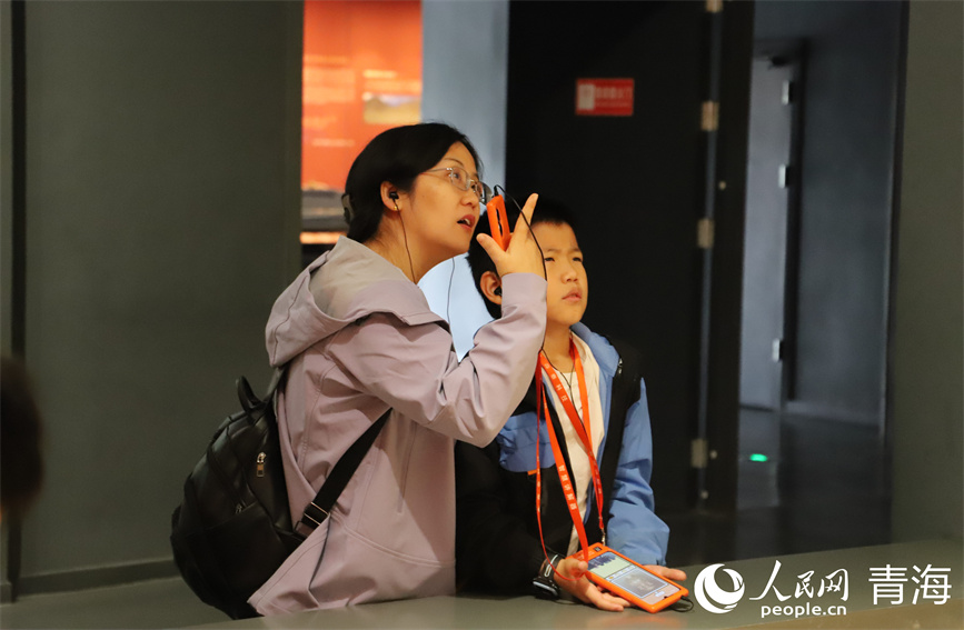 游客正在參觀。人民網(wǎng) 馬可欣攝