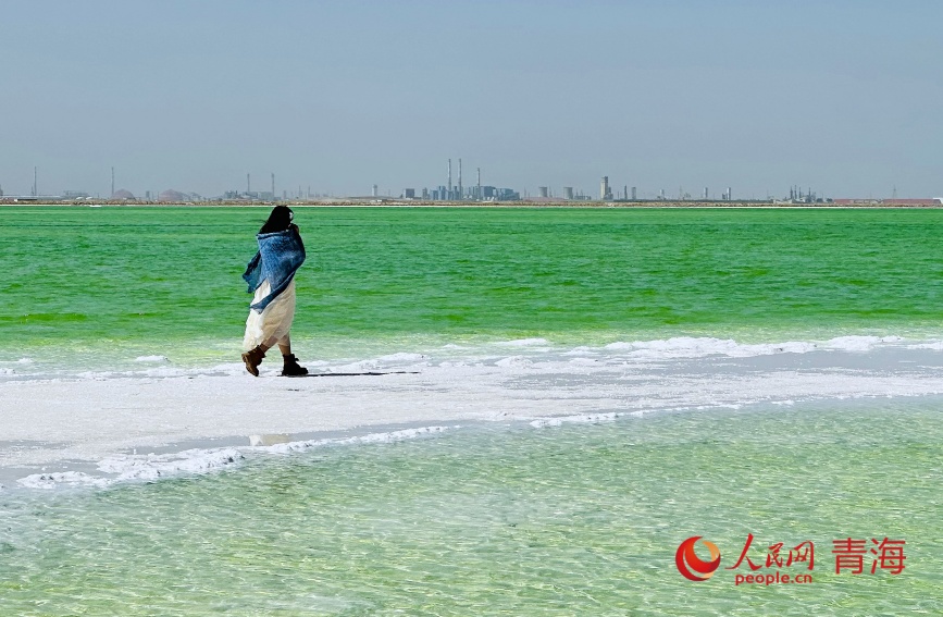 游客在察爾汗鹽湖。人民網(wǎng)記者 甘海瓊攝