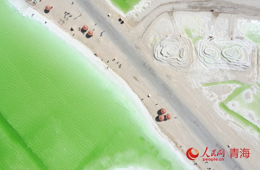 游客在察爾汗鹽湖。人民網(wǎng)記者 張力洋攝