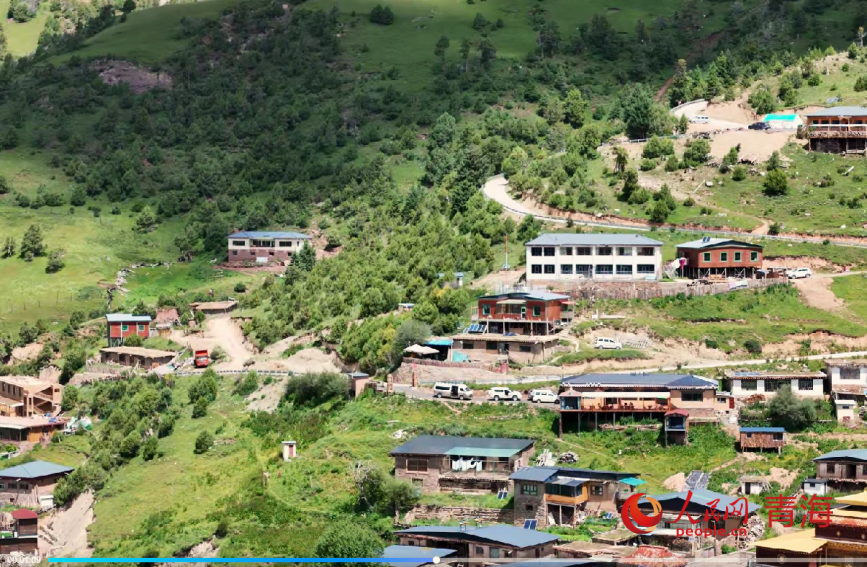 峽谷深處的村落。人民網(wǎng)記者 甘海瓊攝