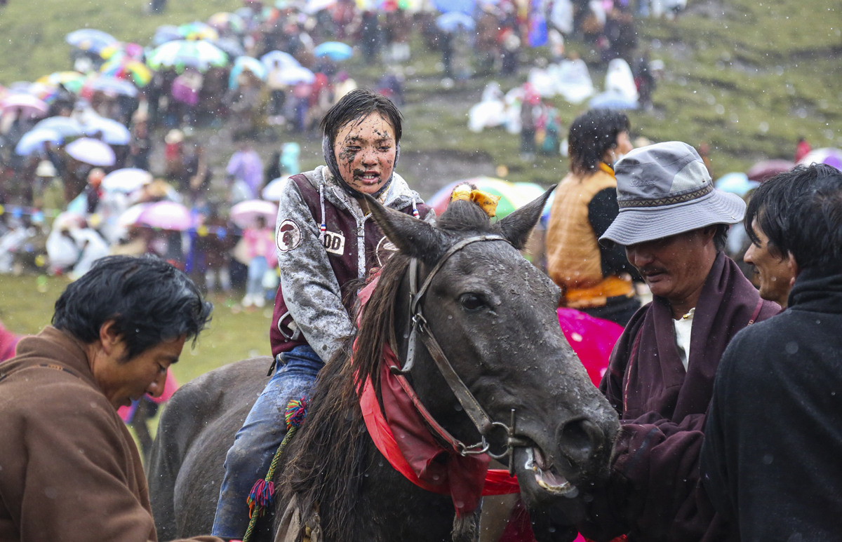 澤庫(kù)縣舉辦的賽馬活動(dòng)