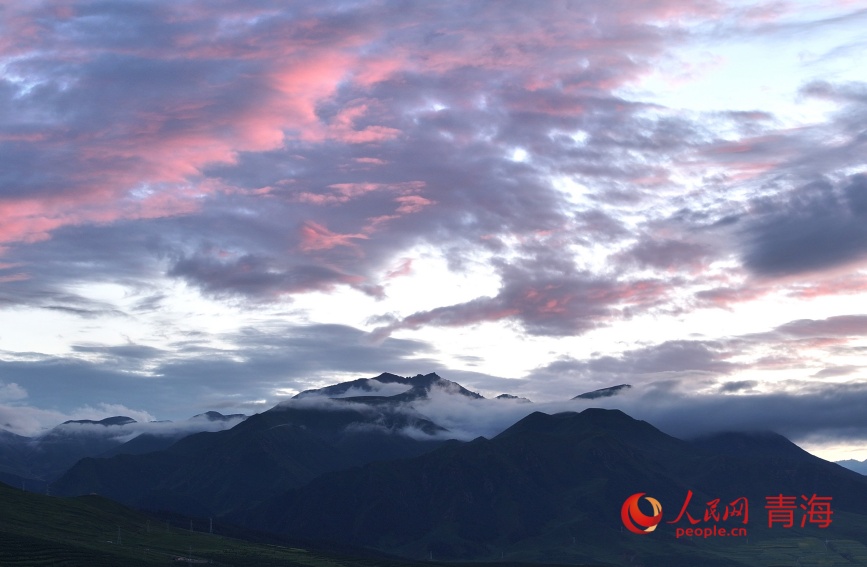 祁連山的晚霞。人民網(wǎng)記者 甘海瓊攝