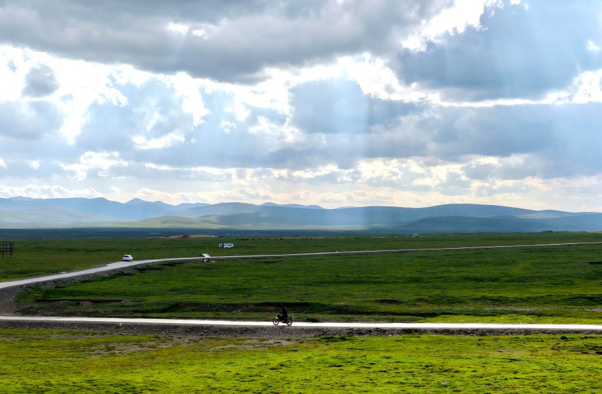 祁連山下好牧場(chǎng)。仁青多杰攝