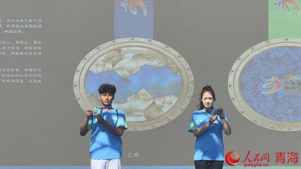 獎(jiǎng)牌展示。人民網(wǎng) 況玉攝