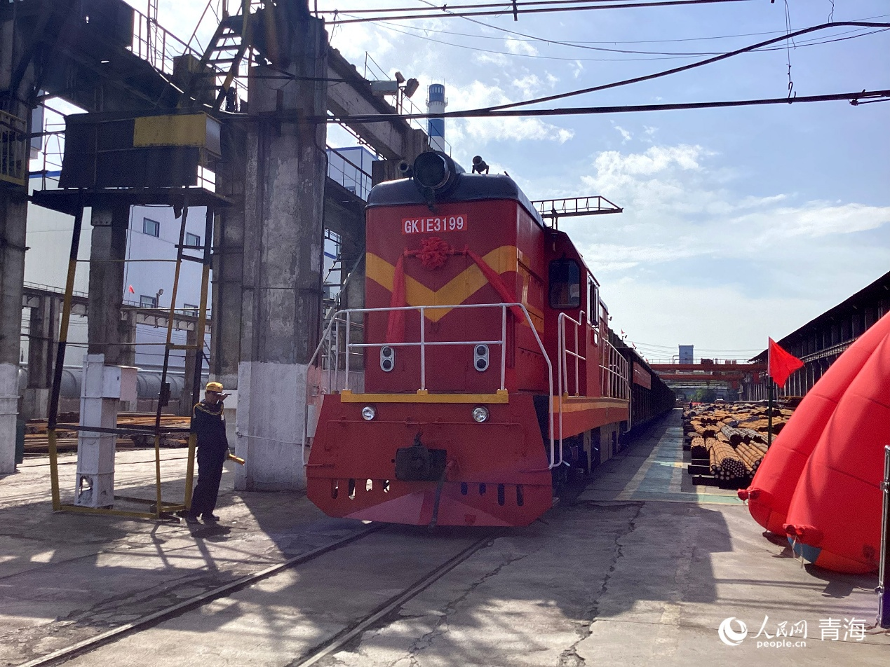 等待發(fā)車的運輸列車。實習(xí)生 李英杰攝