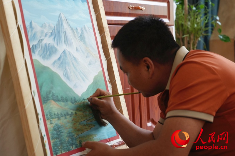 桑杰加正在繪唐卡。人民網(wǎng)記者 楊啟紅攝