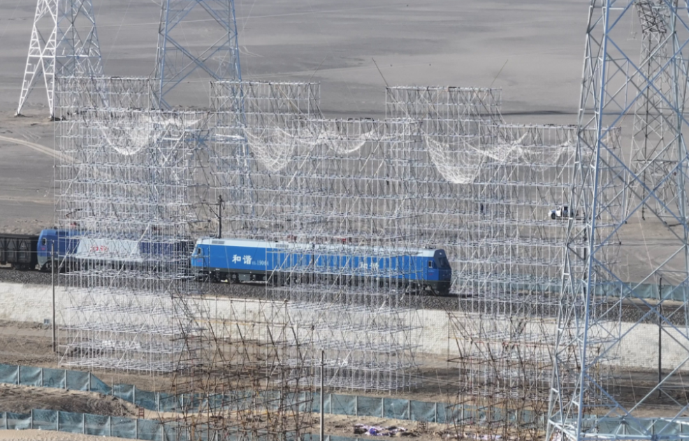 羚羊-昆侖山750千伏線(xiàn)路工程跨格庫(kù)鐵路架線(xiàn)施工完成