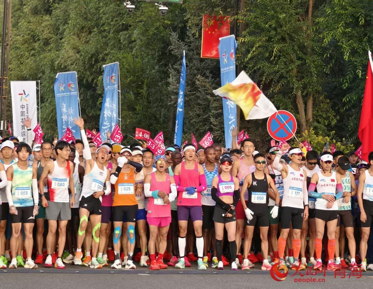 參賽選手們蓄勢待發(fā)。 實習(xí)生 孟啟昇攝