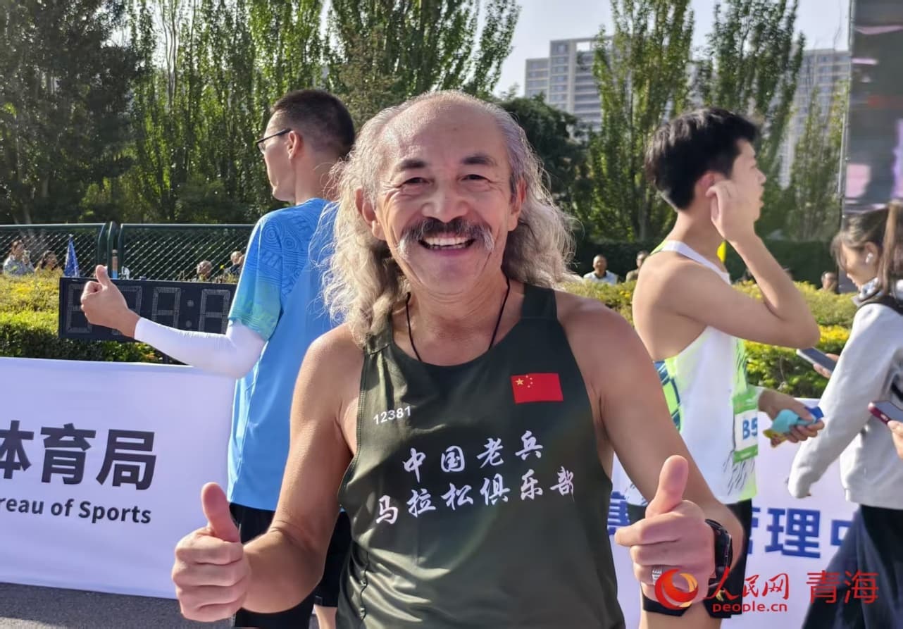 老兵跑者用堅定的步伐，在賽場上完成另一種沖鋒。 實習(xí)生 孟啟昇攝