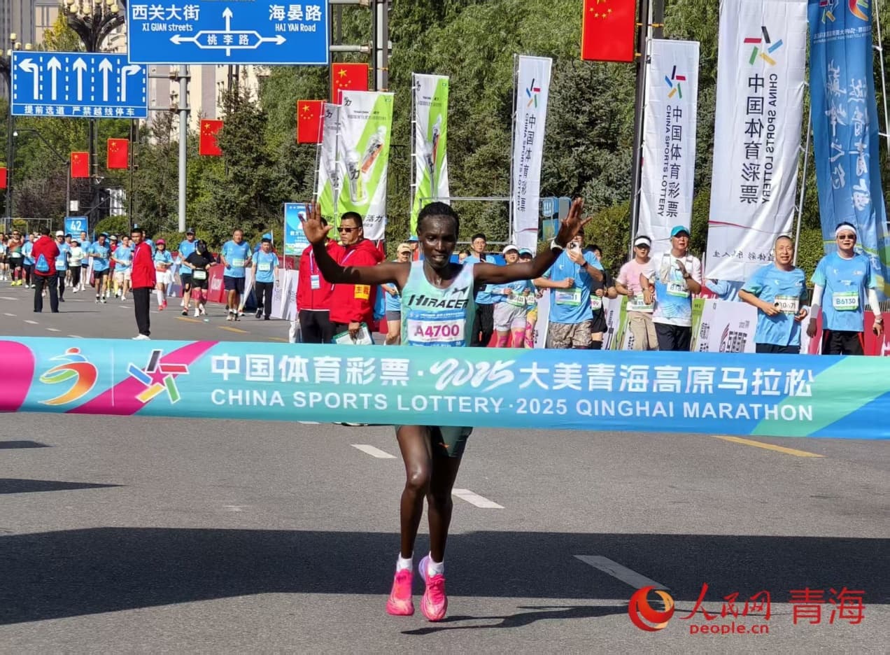 冠軍誕生！女子全馬冠軍撞線的剎那。 實(shí)習(xí)生 孟啟昇攝