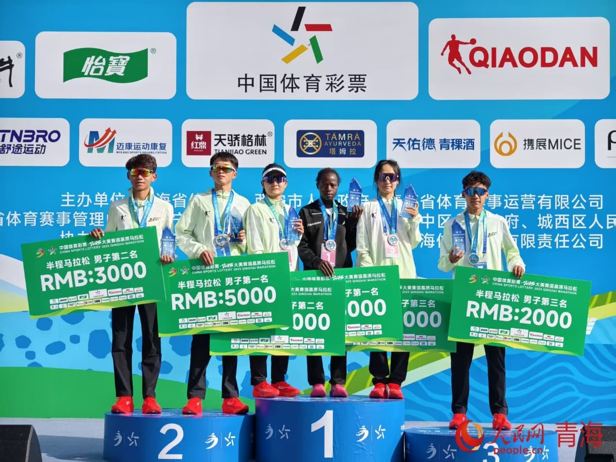 男女半馬前三名選手同框留念，共同定格本屆賽事的最高水平與榮耀時刻。 實習生 孟啟昇攝