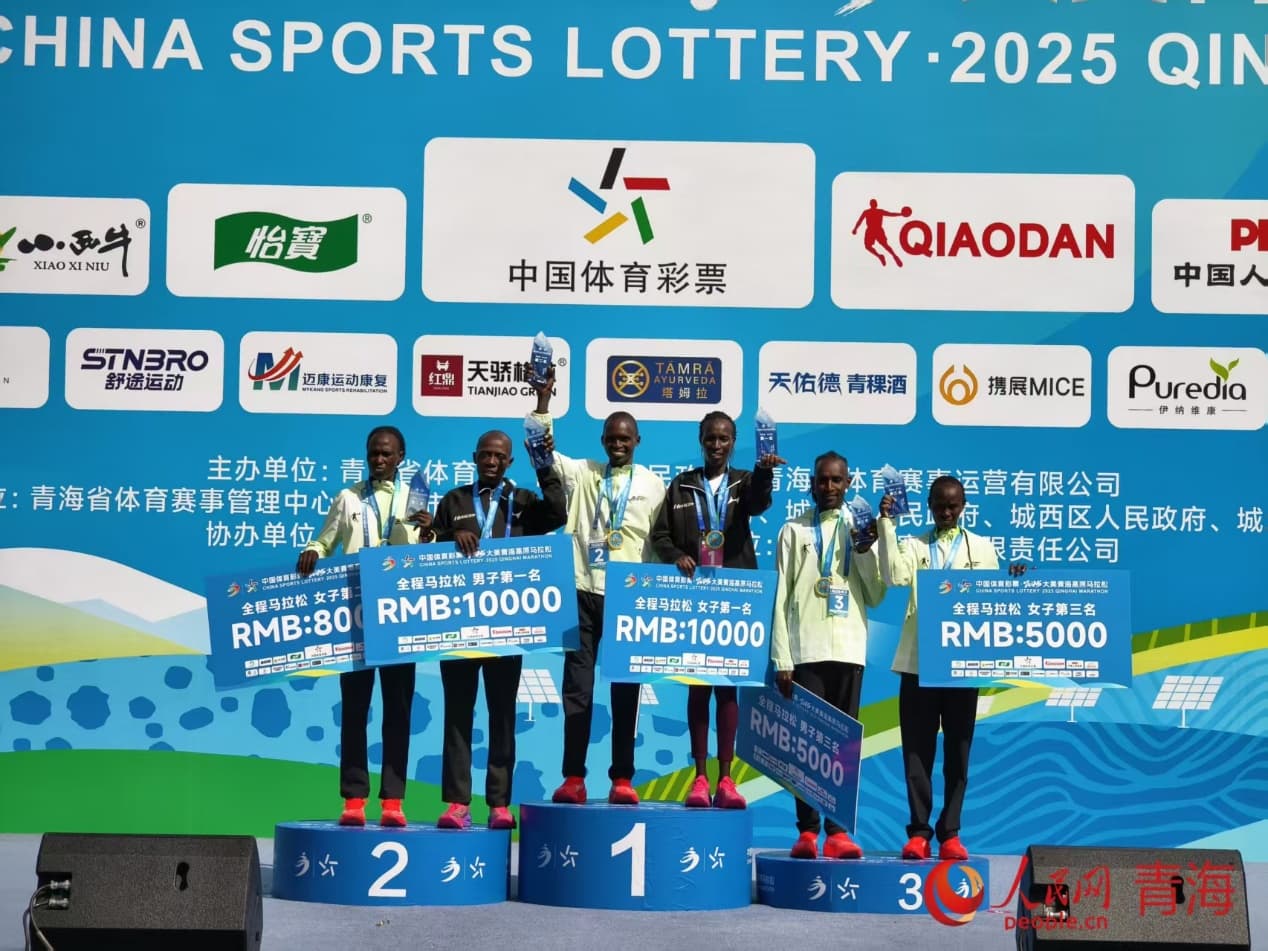 男女全馬前三名選手手捧榮光，綻放最璀璨的笑容。 實(shí)習(xí)生 孟啟昇攝