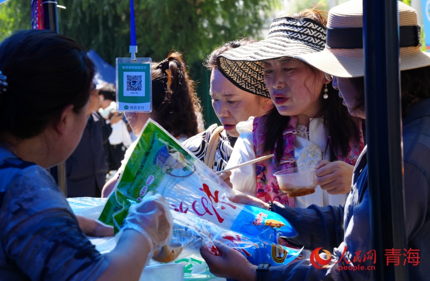 市民選購(gòu)農(nóng)特產(chǎn)品區(qū)。人民網(wǎng)記者 甘海瓊攝