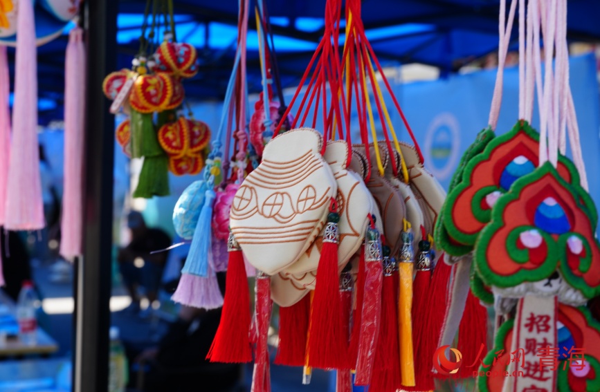 青繡產(chǎn)品。人民網(wǎng)記者 甘海瓊攝