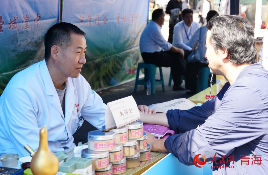 市民在中醫(yī)藥康養(yǎng)區(qū)。人民網(wǎng)記者 甘海瓊攝