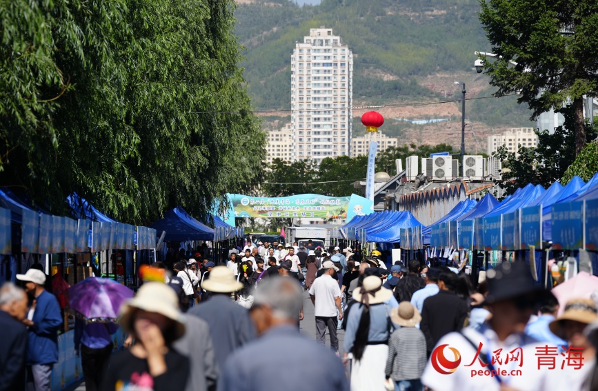 比賽場(chǎng)外的農(nóng)特產(chǎn)品區(qū)。人民網(wǎng)記者 甘海瓊攝