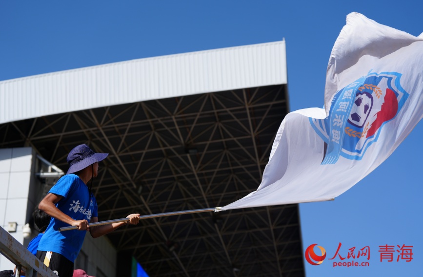 比賽現(xiàn)場(chǎng)的球迷。人民網(wǎng)記者 甘海瓊攝