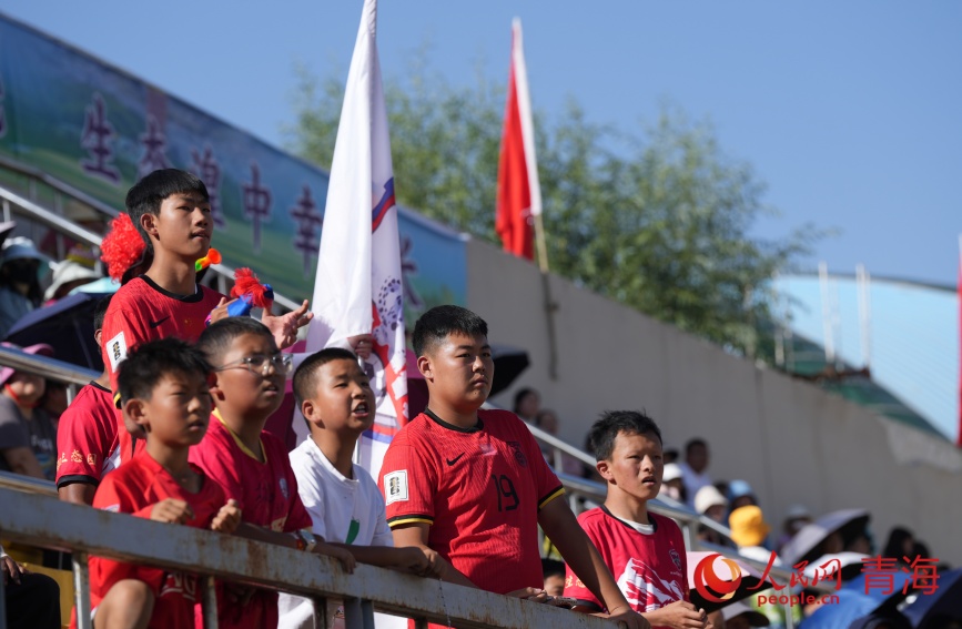 比賽現(xiàn)場(chǎng)的小球迷。人民網(wǎng)記者 甘海瓊攝