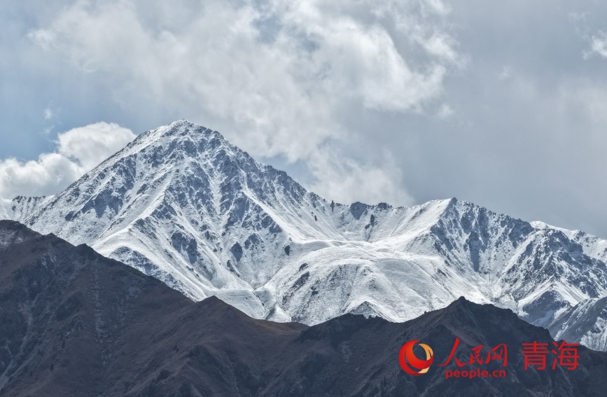 遠眺祁連山。人民網(wǎng)記者 甘海瓊攝