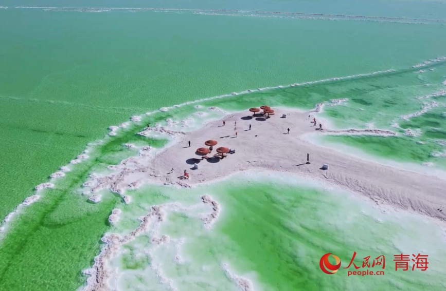 秋日的察爾汗鹽湖。人民網(wǎng)記者 甘海瓊攝