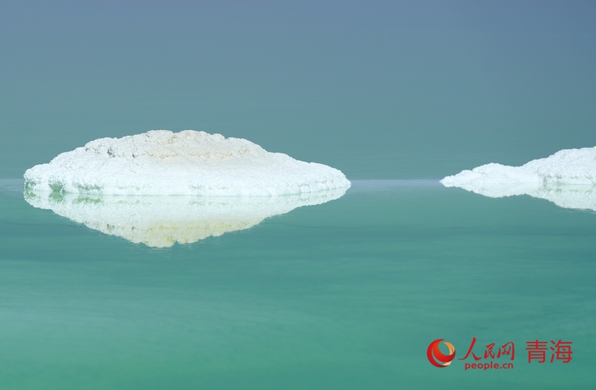 察爾汗鹽湖的鹽花。人民網(wǎng)記者 甘海瓊攝
