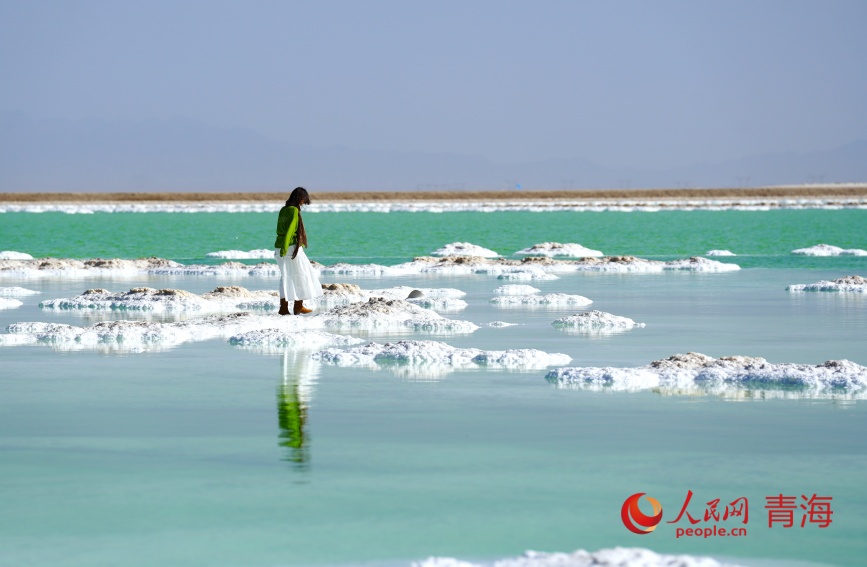 游客在察爾汗鹽湖。人民網(wǎng)記者 甘海瓊攝