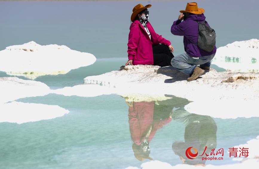 游客在察爾汗鹽湖。人民網(wǎng)記者 甘海瓊攝