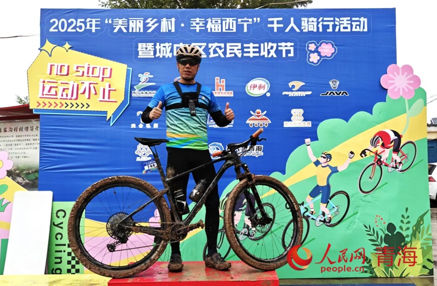騎行活動(dòng)結(jié)束后選手拍照留念。人民網(wǎng)記者 甘海瓊攝