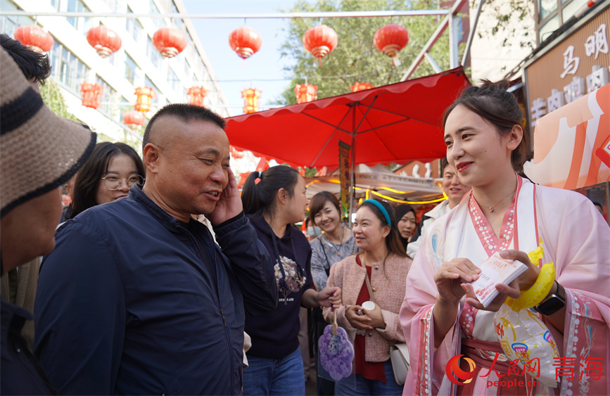 市民參與趣味游戲。人民網 馬可欣攝