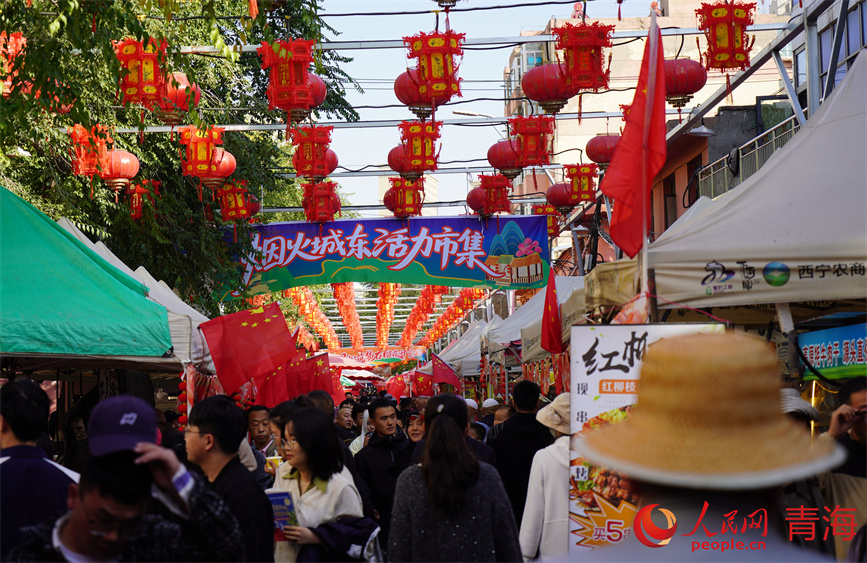 人頭攢動的下南關(guān)街。人民網(wǎng) 馬可欣攝