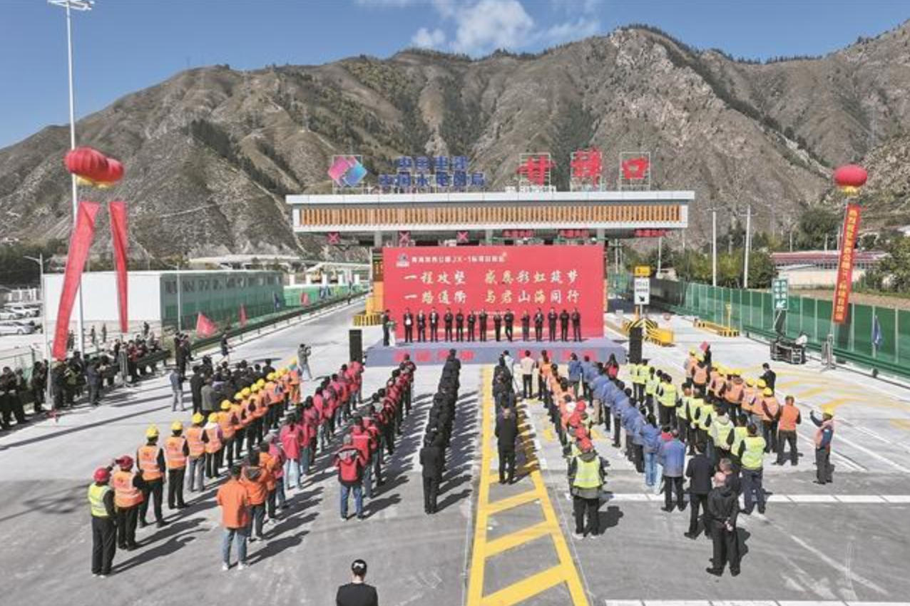 加西公路1標(biāo)段通行現(xiàn)場(chǎng)。張鵬攝